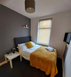 Central 3 Bed House For 6, Free Parking, Great Rates